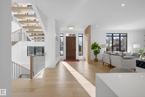 14320 Mackenzie Drive, Edmonton, AB - Indoor Photo Showing Living Room