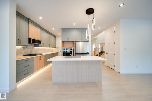 24 Blackbird Bend, Fort Saskatchewan, AB - Indoor Photo Showing Kitchen With Upgraded Kitchen