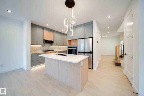 24 Blackbird Bend, Fort Saskatchewan, AB - Indoor Photo Showing Kitchen With Upgraded Kitchen