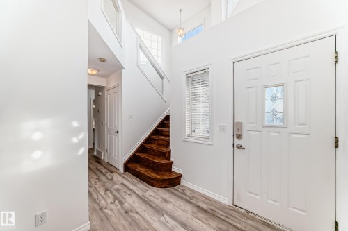 Foyer featuring light wood-style floors and a high ceiling - 4604 202 Street, Edmonton, AB - Indoor Photo Showing Other Room