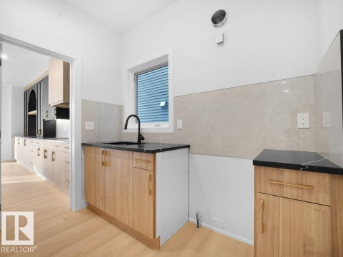 3312 Chickadee Dr, Edmonton, AB - Indoor Photo Showing Kitchen