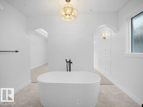 3312 Chickadee Dr, Edmonton, AB - Indoor Photo Showing Bathroom