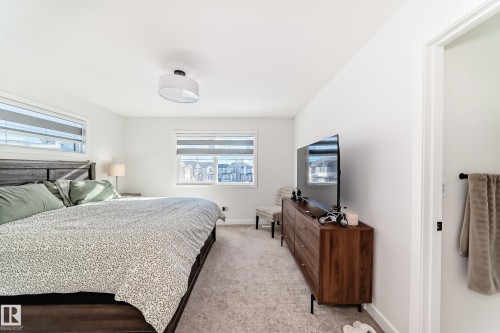 Bedroom with carpet floors and baseboards - 3569 Erlanger Link, Edmonton, AB - Indoor Photo Showing Bedroom