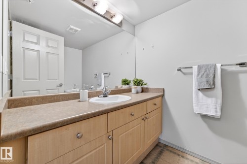 108 10403 98 Avenue, Edmonton, AB - Indoor Photo Showing Bathroom