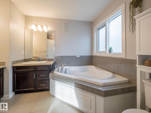 4211 Charles Close, Edmonton, AB - Indoor Photo Showing Bathroom