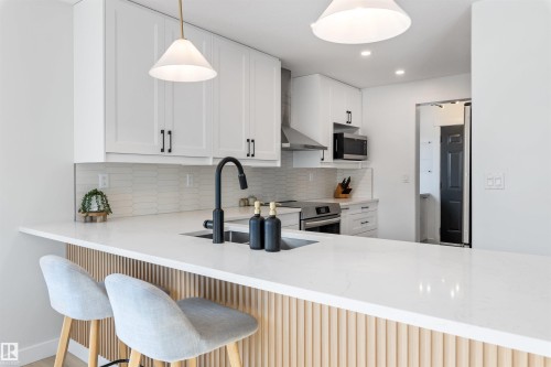 15 Nadine Way, St. Albert, AB - Indoor Photo Showing Kitchen With Upgraded Kitchen