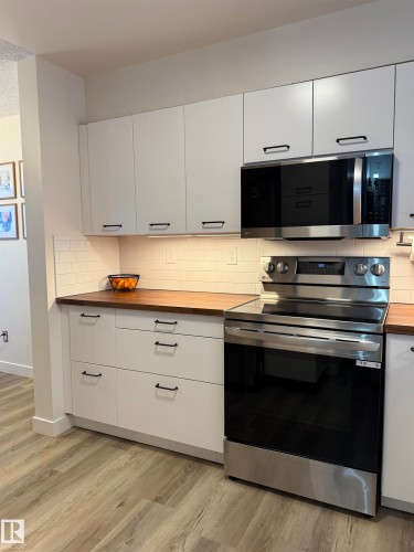 33 4403 Riverbend Road, Edmonton, AB - Indoor Photo Showing Kitchen