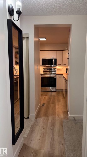33 4403 Riverbend Road, Edmonton, AB - Indoor Photo Showing Kitchen