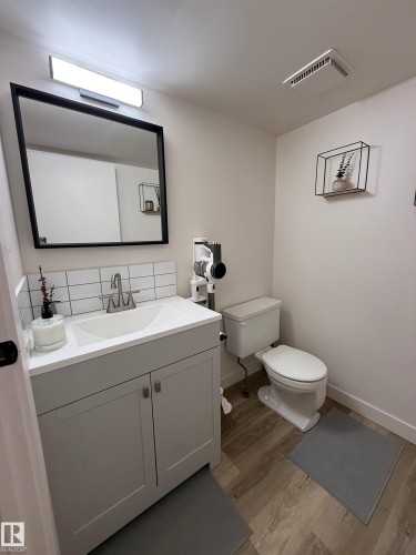 33 4403 Riverbend Road, Edmonton, AB - Indoor Photo Showing Bathroom
