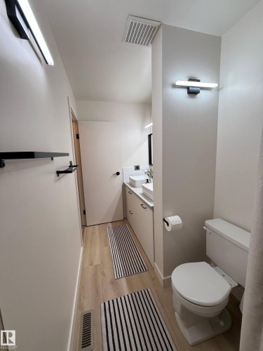 33 4403 Riverbend Road, Edmonton, AB - Indoor Photo Showing Bathroom