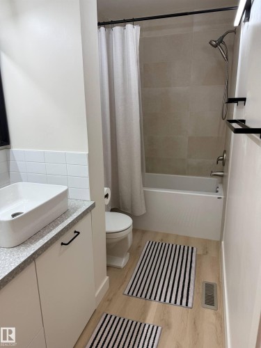 33 4403 Riverbend Road, Edmonton, AB - Indoor Photo Showing Bathroom