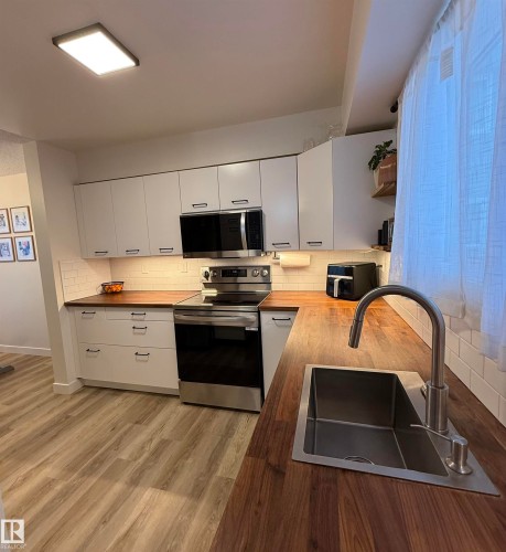 33 4403 Riverbend Road, Edmonton, AB - Indoor Photo Showing Kitchen