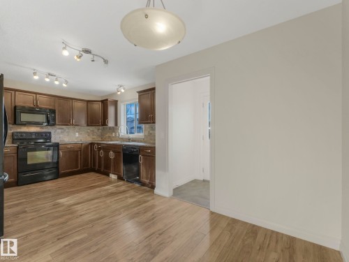 3003 16 Avenue, Edmonton, AB - Indoor Photo Showing Kitchen