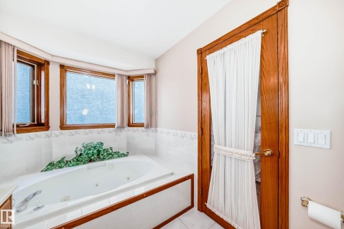 16135 56 Street, Edmonton, AB - Indoor Photo Showing Bathroom