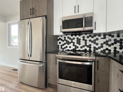 16307 112 Street, Edmonton, AB - Indoor Photo Showing Kitchen With Stainless Steel Kitchen With Upgraded Kitchen