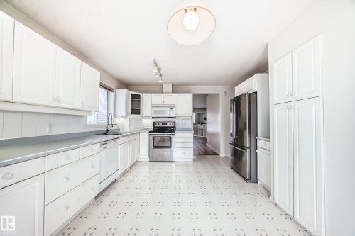 8317 171A Avenue, Edmonton, AB - Indoor Photo Showing Kitchen
