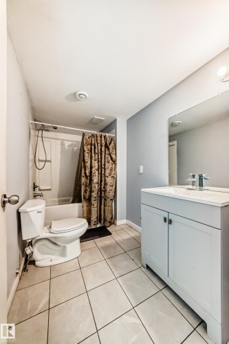 8317 171A Avenue, Edmonton, AB - Indoor Photo Showing Bathroom