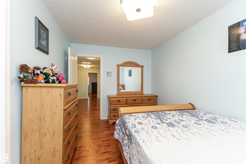 7003 174 Avenue Nw, Edmonton, AB - Indoor Photo Showing Bedroom