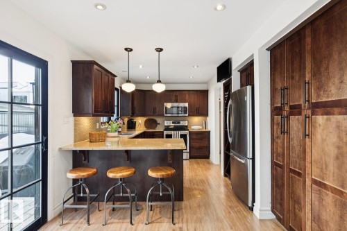 15504 Rio Terrace Drive, Edmonton, AB - Indoor Photo Showing Kitchen With Upgraded Kitchen