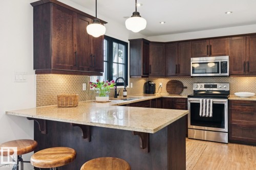 15504 Rio Terrace Drive, Edmonton, AB - Indoor Photo Showing Kitchen With Upgraded Kitchen