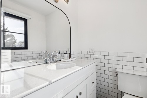 15504 Rio Terrace Drive, Edmonton, AB - Indoor Photo Showing Bathroom
