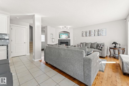 10655 181 Avenue, Edmonton, AB - Indoor Photo Showing Living Room