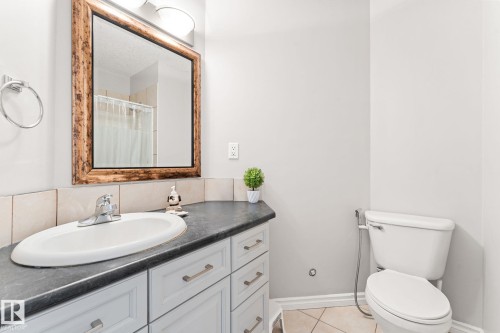 10655 181 Avenue, Edmonton, AB - Indoor Photo Showing Bathroom