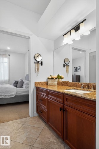 Ensuite bathroom with vanity - 1 9561 143 Street Nw, Edmonton, AB - Indoor