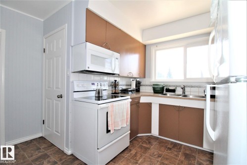 12111 137 Avenue, Edmonton, AB - Indoor Photo Showing Kitchen With Double Sink