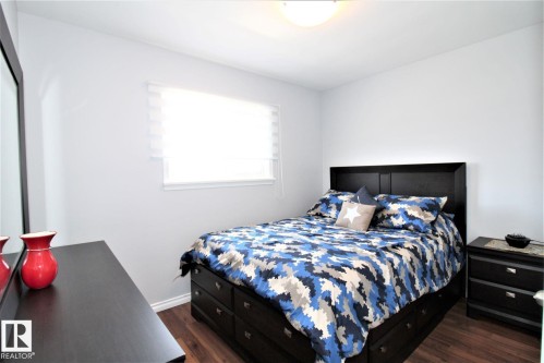 12111 137 Avenue, Edmonton, AB - Indoor Photo Showing Bedroom