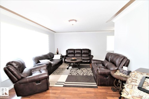 12111 137 Avenue, Edmonton, AB - Indoor Photo Showing Living Room