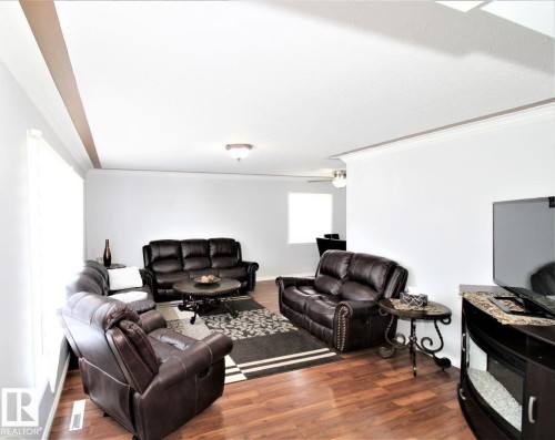 12111 137 Avenue, Edmonton, AB - Indoor Photo Showing Living Room