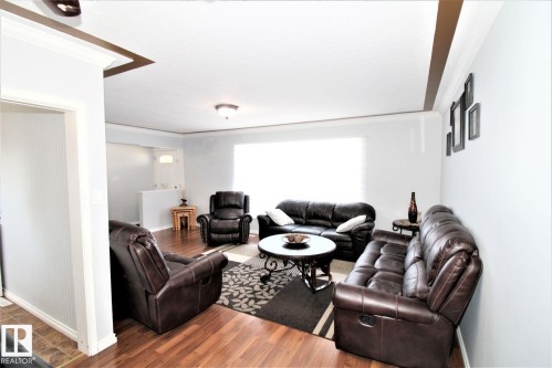 12111 137 Avenue, Edmonton, AB - Indoor Photo Showing Living Room