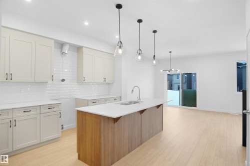 1332 11 Avenue, Edmonton, AB - Indoor Photo Showing Kitchen With Upgraded Kitchen