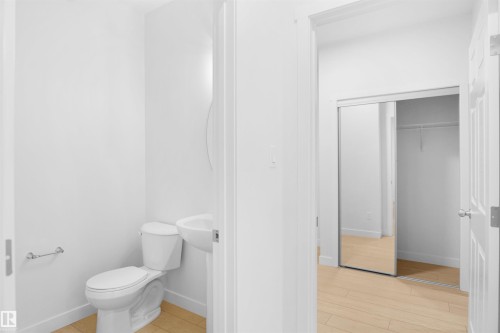 1332 11 Avenue, Edmonton, AB - Indoor Photo Showing Bathroom