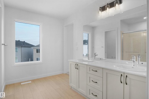 1332 11 Avenue, Edmonton, AB - Indoor Photo Showing Bathroom