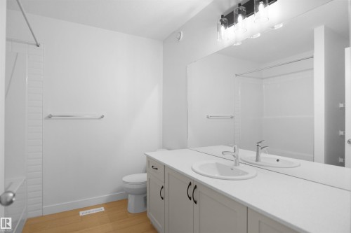 1332 11 Avenue, Edmonton, AB - Indoor Photo Showing Bathroom