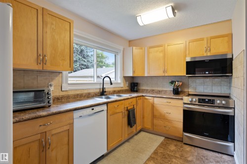 35 Stanley Drive, St. Albert, AB - Indoor Photo Showing Kitchen With Double Sink