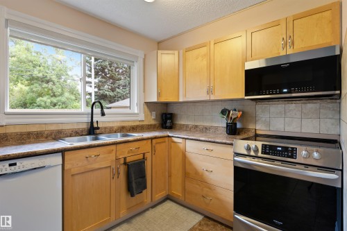 35 Stanley Drive, St. Albert, AB - Indoor Photo Showing Kitchen With Double Sink