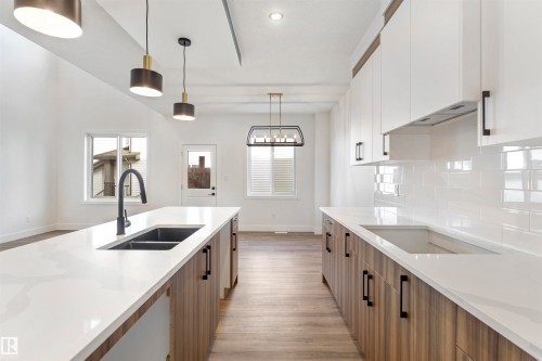 58 Meadowgrove Landing, Spruce Grove, AB - Indoor Photo Showing Kitchen With Double Sink With Upgraded Kitchen