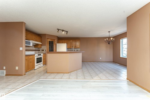 24 211 Blackburn Drive E, Edmonton, AB - Indoor Photo Showing Kitchen