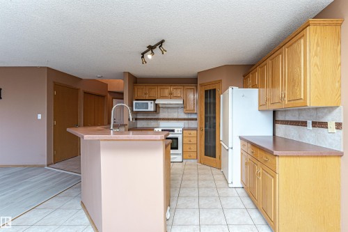 24 211 Blackburn Drive E, Edmonton, AB - Indoor Photo Showing Kitchen