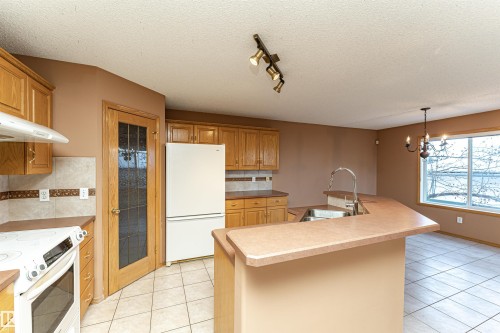 24 211 Blackburn Drive E, Edmonton, AB - Indoor Photo Showing Kitchen