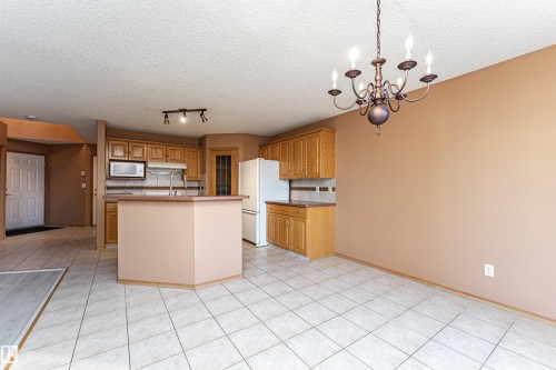 24 211 Blackburn Drive E, Edmonton, AB - Indoor Photo Showing Kitchen