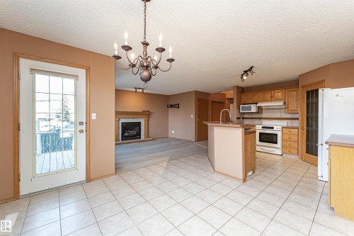 24 211 Blackburn Drive E, Edmonton, AB - Indoor Photo Showing Kitchen
