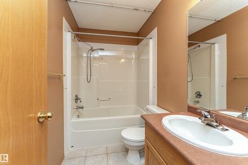 24 211 Blackburn Drive E, Edmonton, AB - Indoor Photo Showing Bathroom