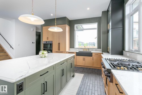 152 Hays Ridge Boulevard, Edmonton, AB - Indoor Photo Showing Kitchen With Upgraded Kitchen