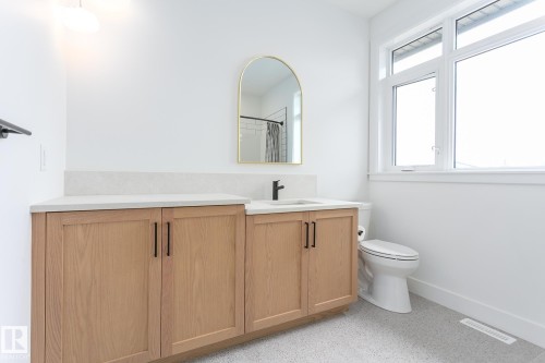 152 Hays Ridge Boulevard, Edmonton, AB - Indoor Photo Showing Bathroom