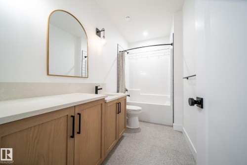 152 Hays Ridge Boulevard, Edmonton, AB - Indoor Photo Showing Bathroom