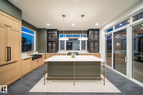 152 Hays Ridge Boulevard, Edmonton, AB - Indoor Photo Showing Kitchen With Upgraded Kitchen